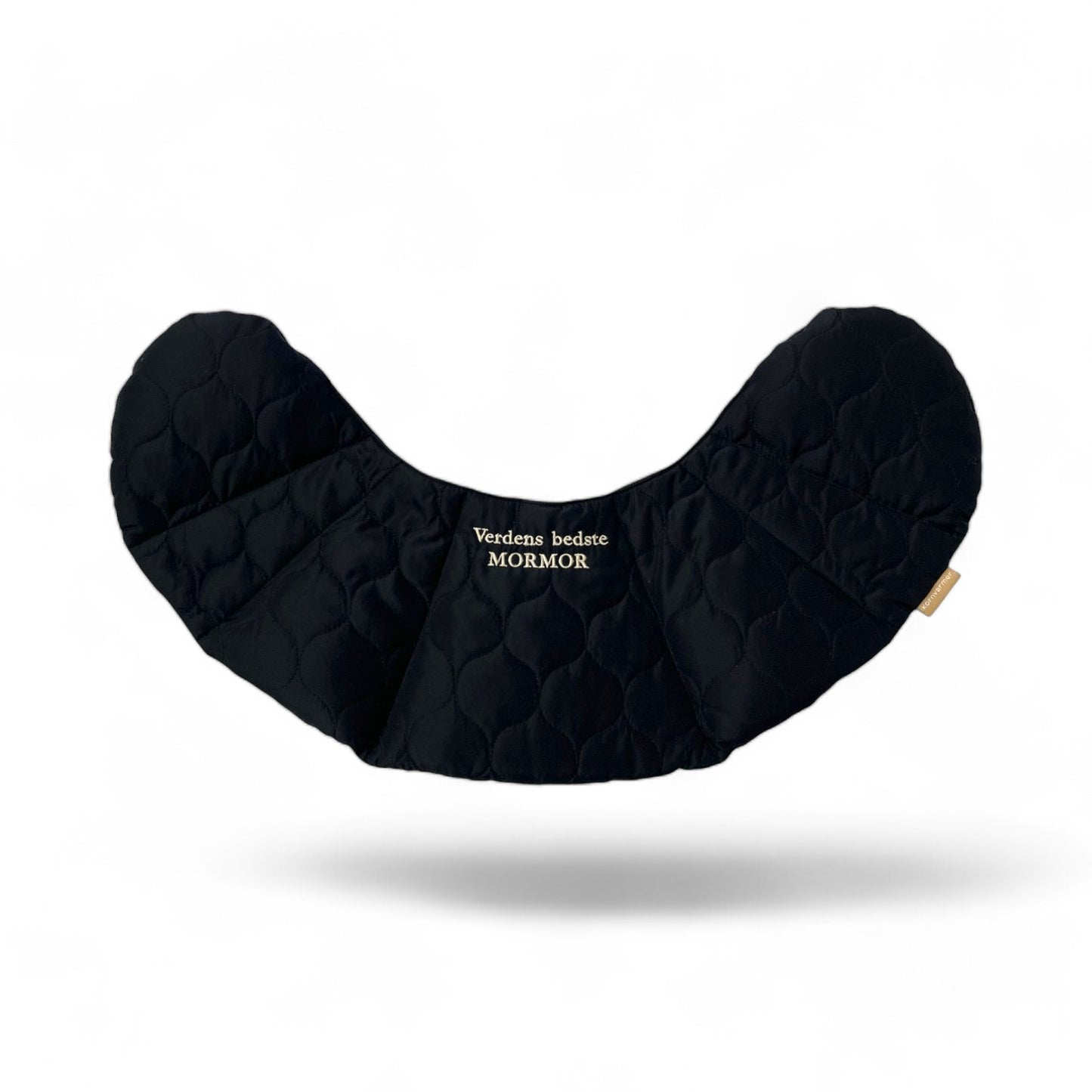 Kornvarme pude - skuldre - sort quilt - med tekst.