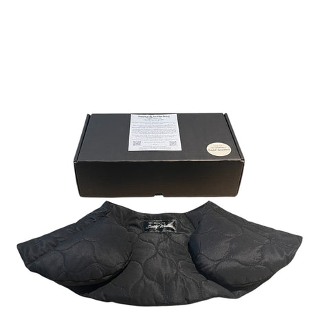 Kornvarmepude - skuldre - Sort quilt.