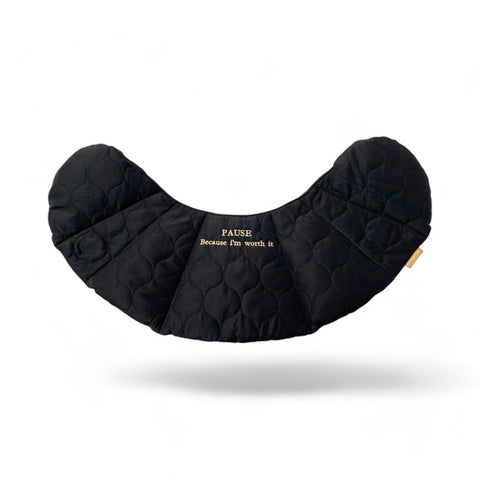 Kornvarme pude - skuldre - sort quilt - med tekst. Pause because i’m worth it