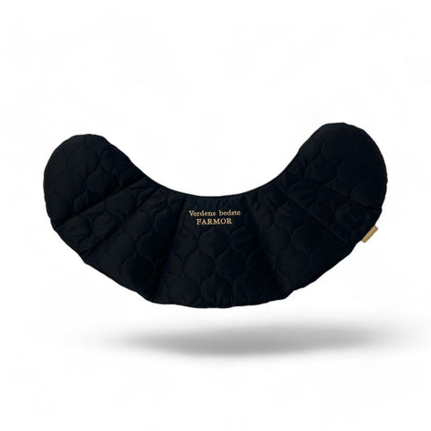 Kornvarme pude - skuldre - sort quilt - med tekst. Verdens bedste farmor