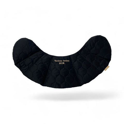 Kornvarme pude - skuldre - sort quilt - med tekst.