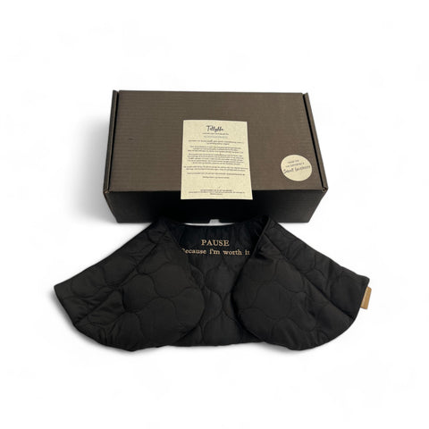 Kornvarme pude - skuldre - sort quilt - med tekst.