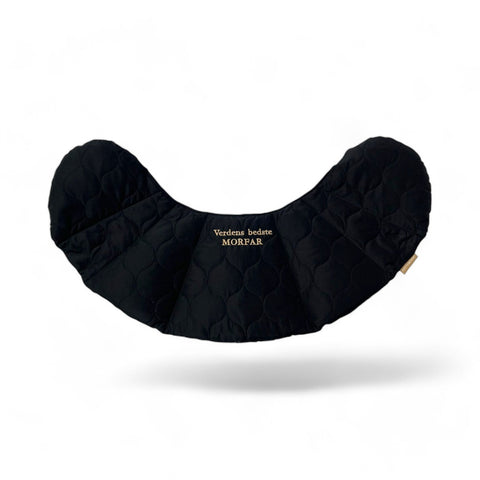 Kornvarme pude - skuldre - sort quilt - med tekst. Verdens bedste morfar