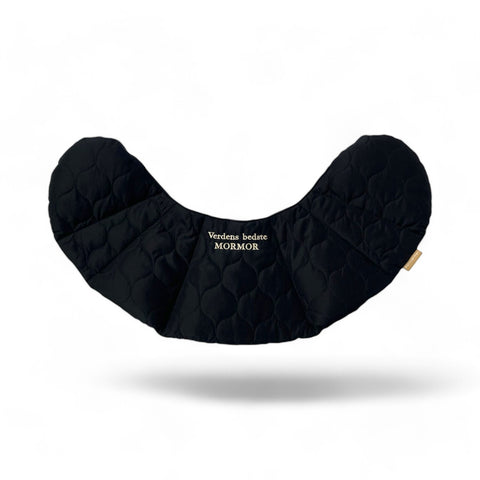 Kornvarme pude - skuldre - sort quilt - med tekst. Verdens bedste mormor