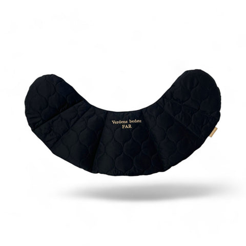 Kornvarme pude - skuldre - sort quilt - med tekst.