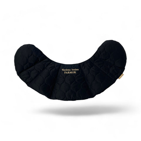 Kornvarme pude - skuldre - sort quilt - med tekst. Verdens bedste far